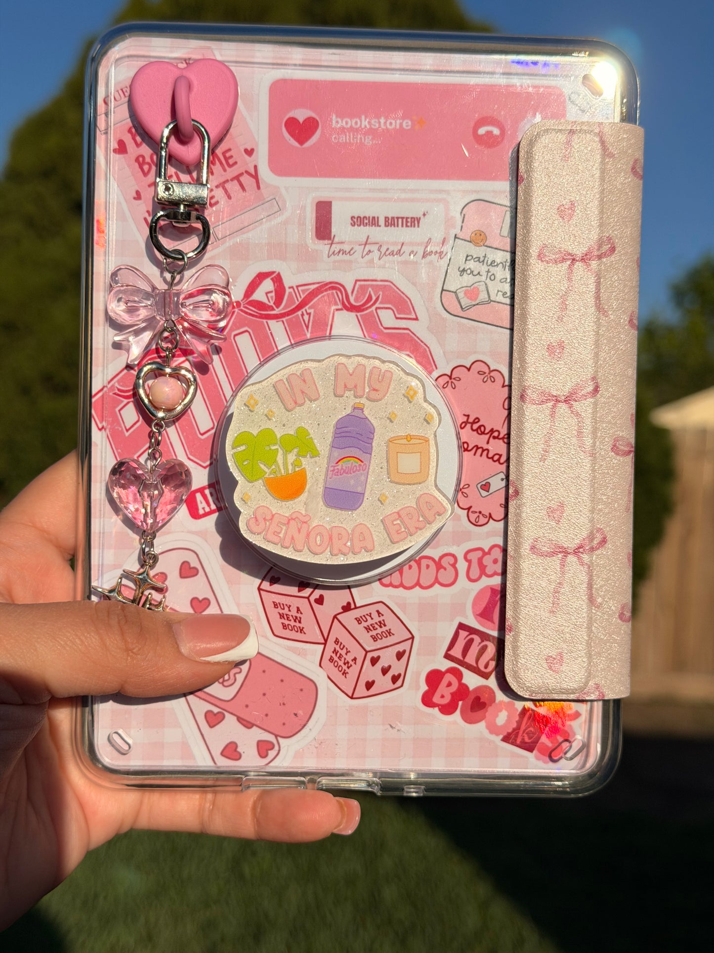 In my señora era E-Reader/Phone Grip